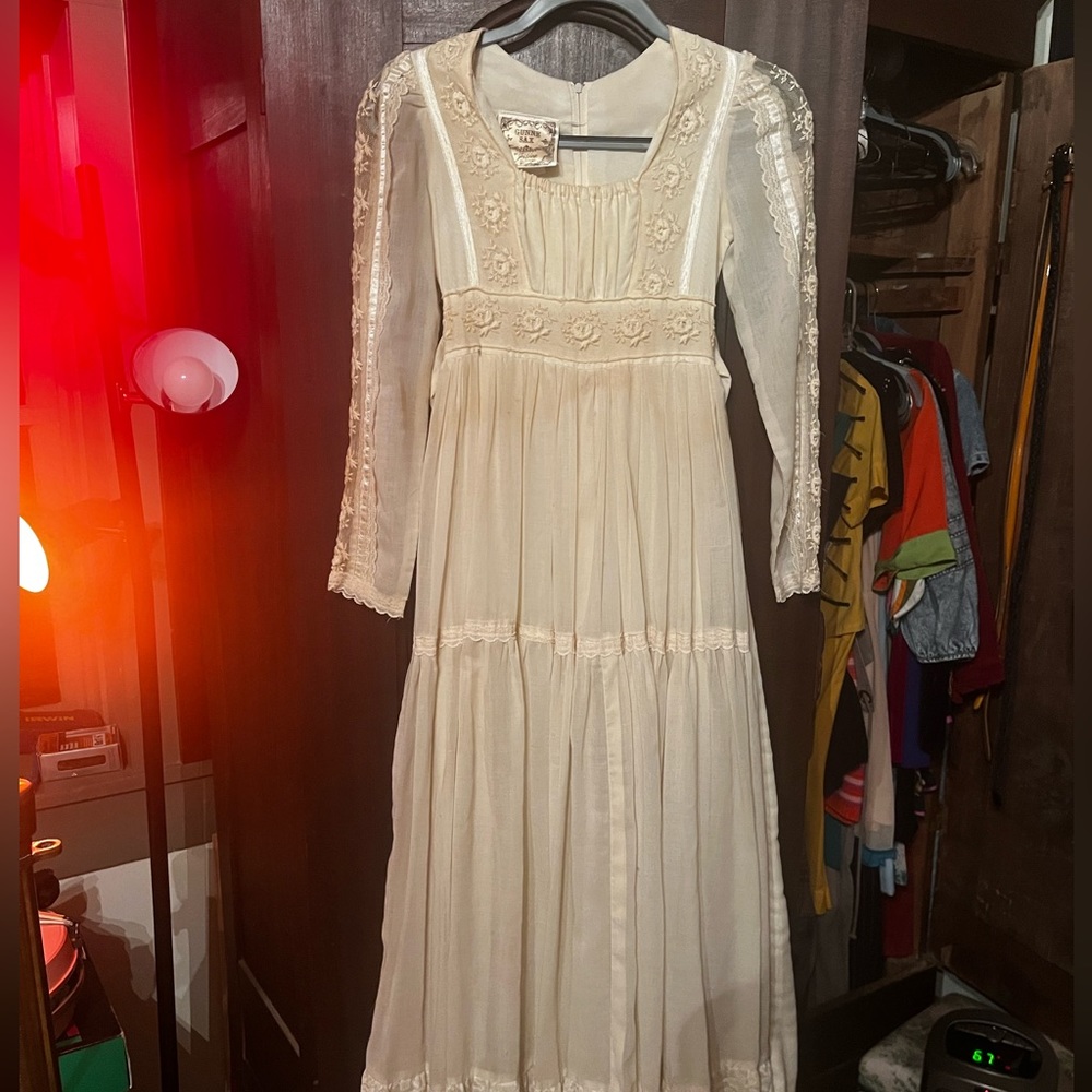 White Gunne Sax Maxi Dress w White Floral Embroidery
